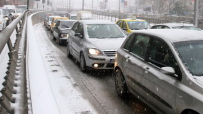 Aglomeraţie de nedescris la munte. Poliţia Rutieră a fost nevoită să închidă drumul Braşov-Poiana Braşov-Râşnov!
