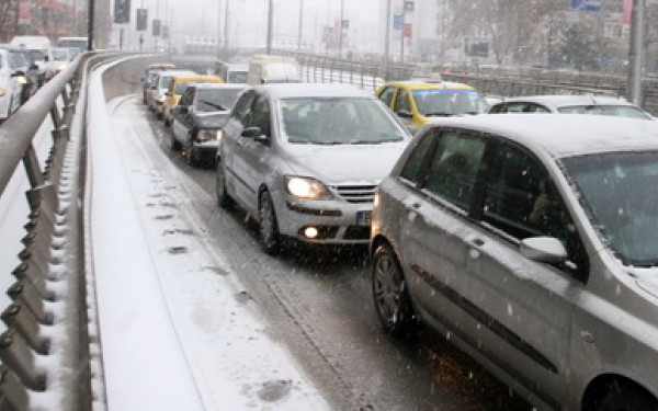 Aglomeraţie de nedescris la munte. Poliţia Rutieră a fost nevoită să închidă drumul Braşov-Poiana Braşov-Râşnov!