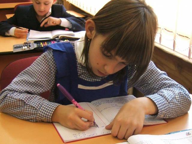 Noul regulament şcolar: Agresarea verbală, fizică şi emoţională a elevilor de către profesori, interzisă