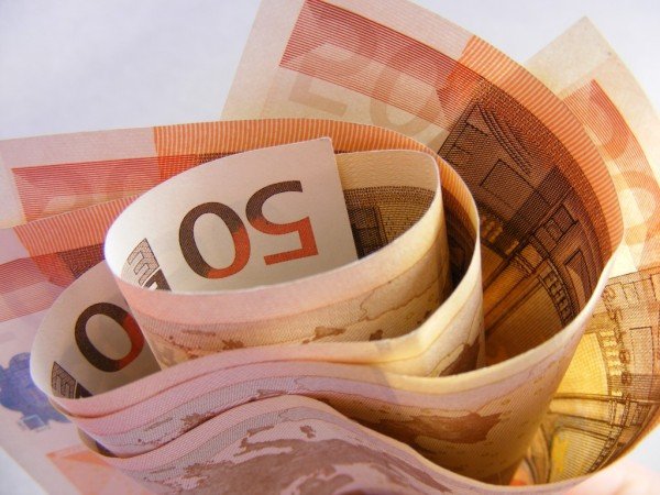 ATENŢIE! Suceveancă înşelată de un fals investitor străin găsit pe o reţea de socializare
