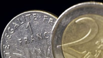 Francul elveţian, aproape egal cu moneda Euro