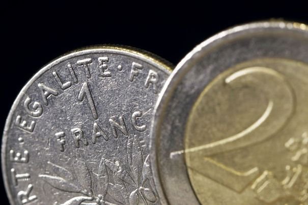 Francul elveţian, aproape egal cu moneda Euro