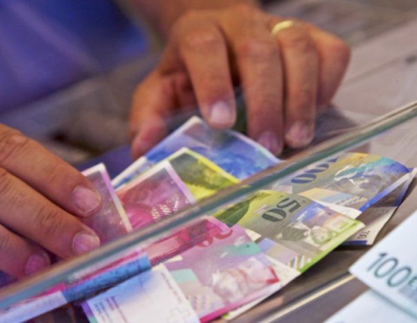 Francul elveţian. Nebunie la casele de schimb valutar