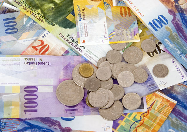 O bancă din România reduce dobânda pentru clienţii cu credite în franci elveţieni