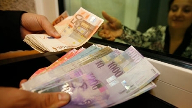 Decizii amânate în cazul celor cu credite în franci elveţieni