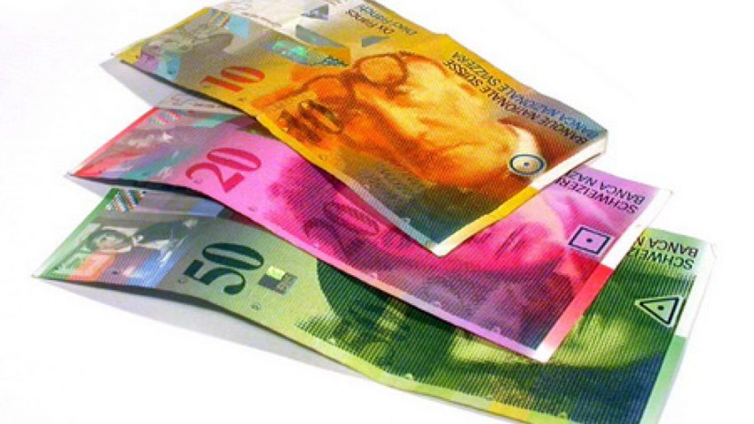 Ministerul de Finanţe discută cu băncile problema creditelor în franci elveţieni