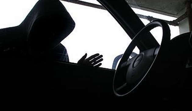 Un tânăr din Năvodari a fost ARESTAT după ce a încercat să fure o maşină şi a fost surprins de proprietar