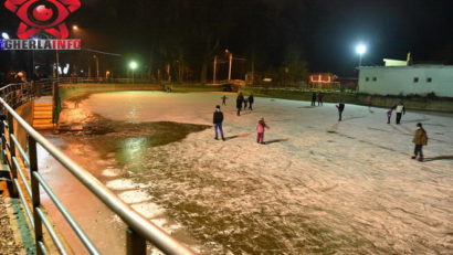 PANICĂ pe un patinoar din Gherla. Oameni căzuţi în apă, după ce gheaţa s-a spart!
