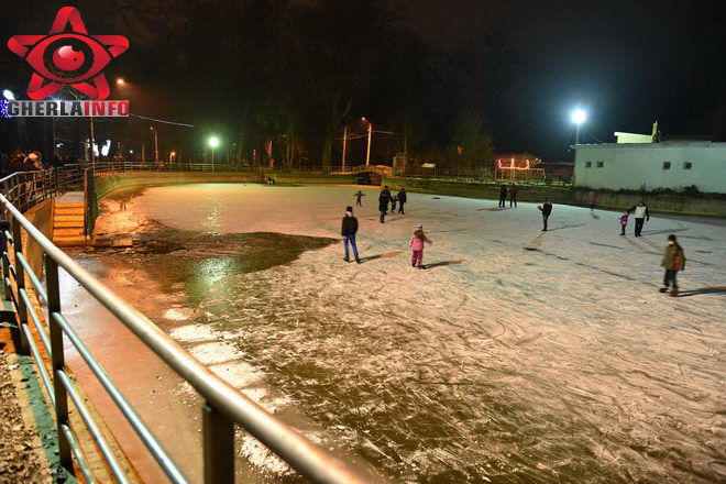 PANICĂ pe un patinoar din Gherla. Oameni căzuţi în apă, după ce gheaţa s-a spart!