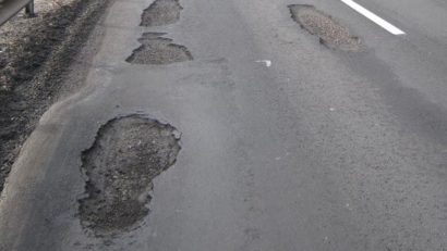În atenţia autorităţilor: GROPILE care se astupă singure