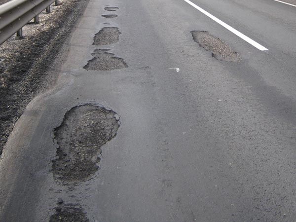În atenţia autorităţilor: GROPILE care se astupă singure