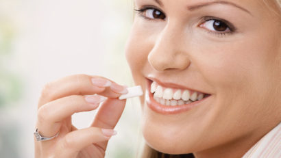 Guma de mestecat, la fel de eficientă ca aţa dentară