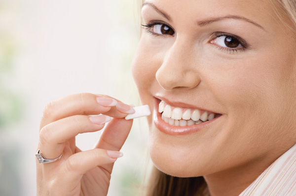Guma de mestecat, la fel de eficientă ca aţa dentară