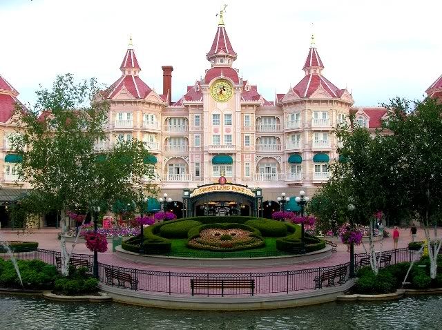 Un hotel din parcul Disneyland – Paris a fost evacuat, în urma unei alerte