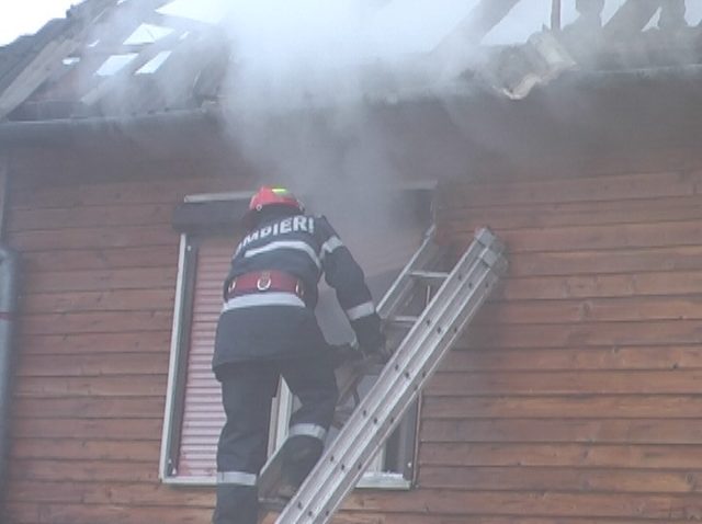 ALERTĂ pe strada Alexandru cel Bun din Constanţa. ARDE o casă!