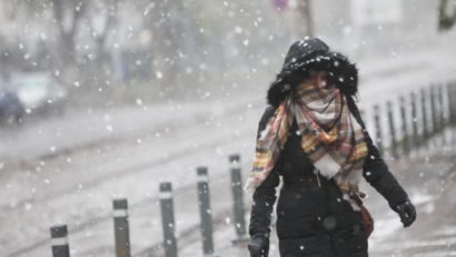 Informare meteorologică de ninsori, polei şi vânt în toată ţara