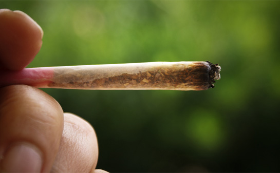 Tineri din Cernavodă surprinși în timp ce fumau o „țigară legală”