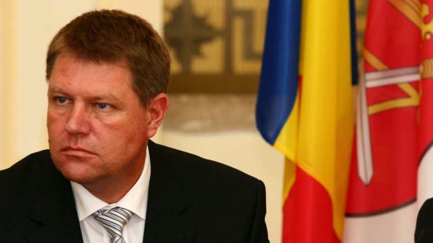 Klaus Iohannis NU este incompatibil