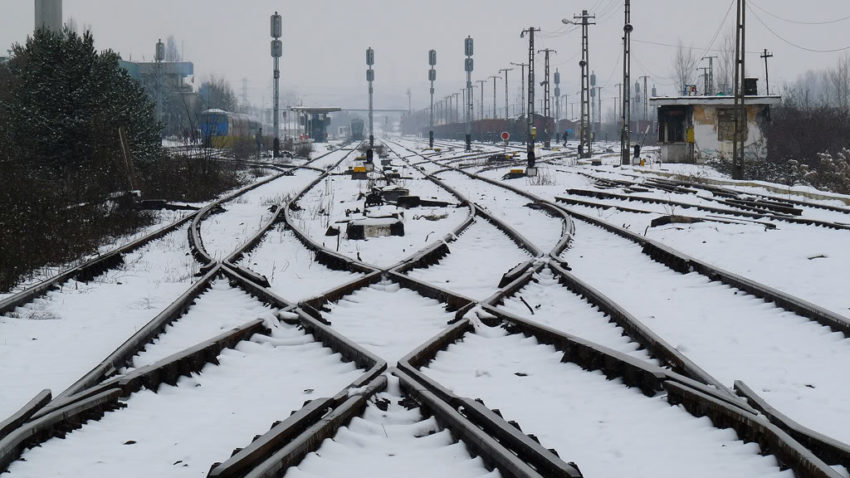 Trenurile de călători au întârzieri, în medie, de până la o oră, din cauza gerului