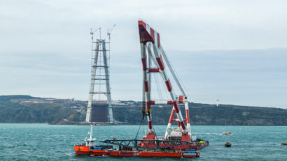 Cea mai mare macara din Marea Neagră construieşte cel mai mare pod suspendat din lume