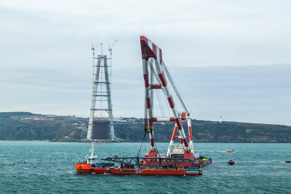 Cea mai mare macara din Marea Neagră construieşte cel mai mare pod suspendat din lume