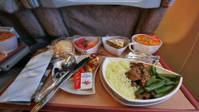 De ce mâncarea din avion ni se pare mai proastă