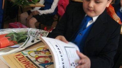 După o întârziere de JUMĂTATE DE AN, elevii de clasa I vor avea manuale. Colegii lor mai mari, încă nu