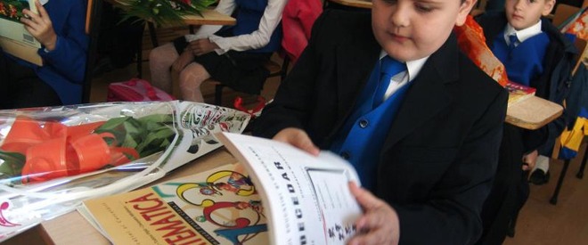 După o întârziere de JUMĂTATE DE AN, elevii de clasa I vor avea manuale. Colegii lor mai mari, încă nu