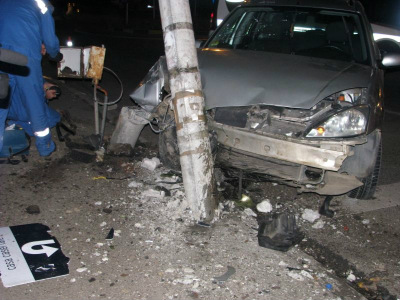 Prima victimă a patinoarului din traficul constănţean. Un şofer a ajuns cu maşina în stâlp