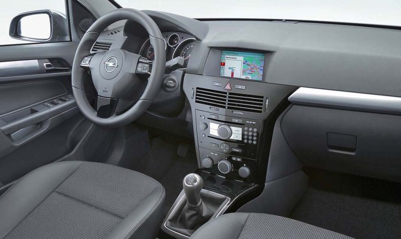 Mii de maşini Opel Astra produse între 2010 şi 2012, rechemate în service: află motivul