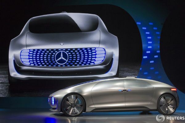 (VIDEO) Mercedes-Benz F 015, mașina care se conduce singură