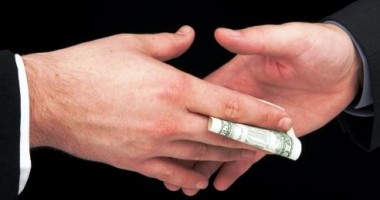 „Motto”-ul zilei: MITĂ și CORUPȚIE. Doi comisari de la GARDA FINANCIARĂ, reținuți de procurorii DNA