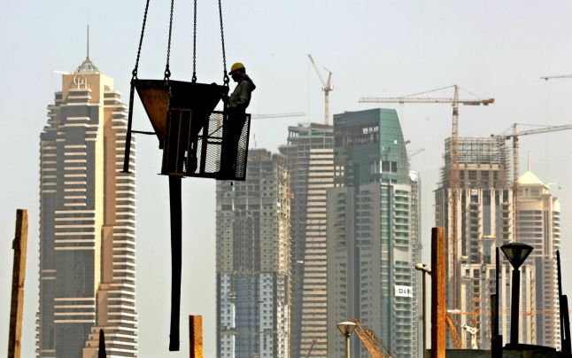 Zece muncitori români captivi în Qatar