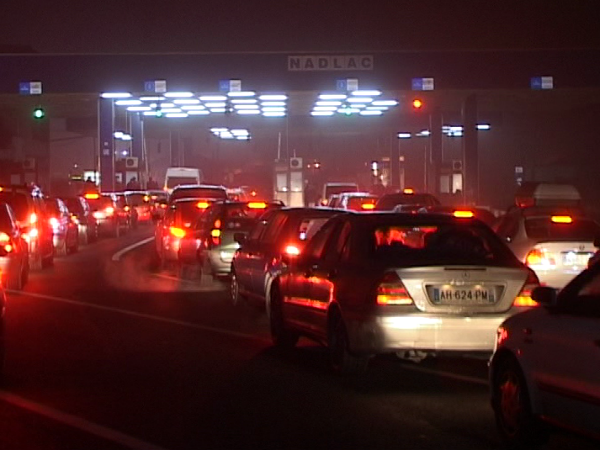 Aglomeraţie şi la ieşirea din ţară, pe la vama Nădlac