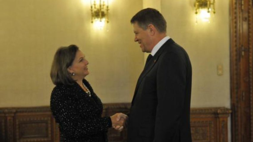 (VIDEO) Nuland către Iohannis: „Cu siguranţă, vizita vi se datorează”