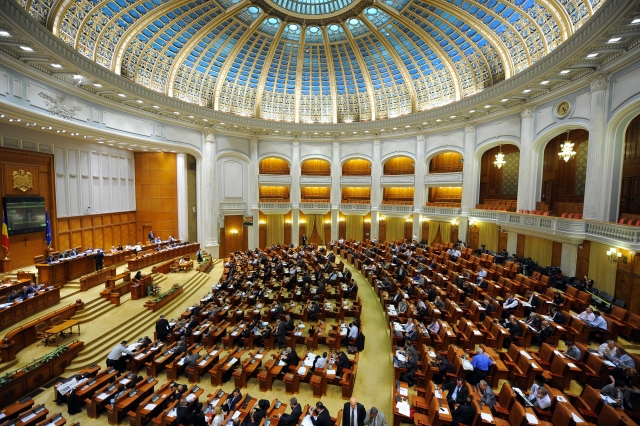 Un grup de jurnalişti cere transparenţa dezbaterilor din Parlament pe Codul electoral