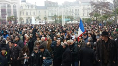 Zeci de mii de francezi au ieşit în stradă, în semn de omagiu față de victimele teroriştilor