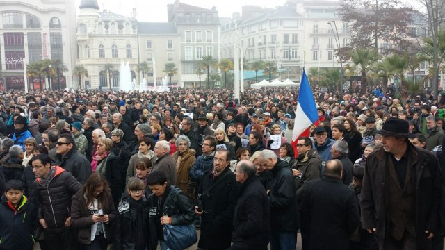 Zeci de mii de francezi au ieşit în stradă, în semn de omagiu față de victimele teroriştilor