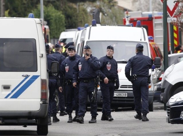 Nou incident armat în regiunea pariziană: Doi poliţişti au fost răniţi