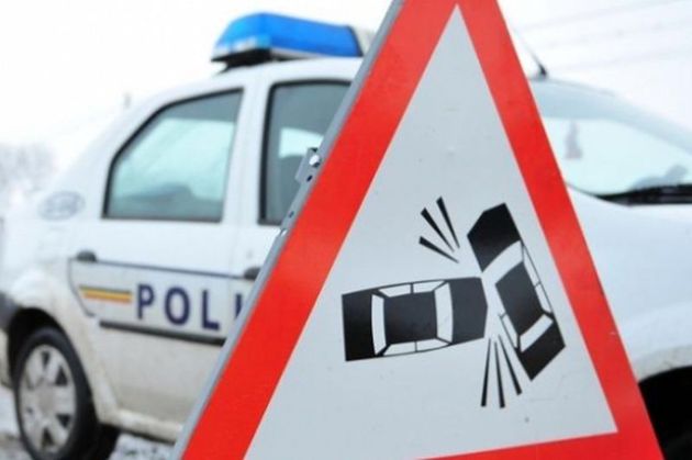 Accidente în lanţ la Constanţa, din cauza poleiului. Un adolescent din microbuzul de Hârşova a fost rănit