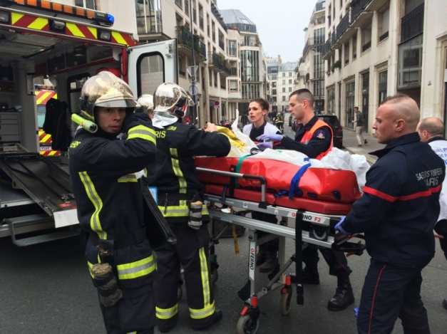 Încă o victimă în atacurile de azi din Paris: poliţista rănită astăzi A DECEDAT!