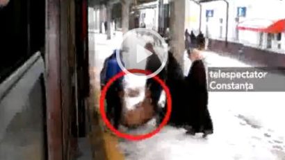 (VIDEO) Aproape INCREDIBIL, dar … adevărat. Cu porcul în trenul Constanţa-Bucureşti