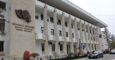 Revoluţionarii din Constanţa pichetează sediul Prefecturii
