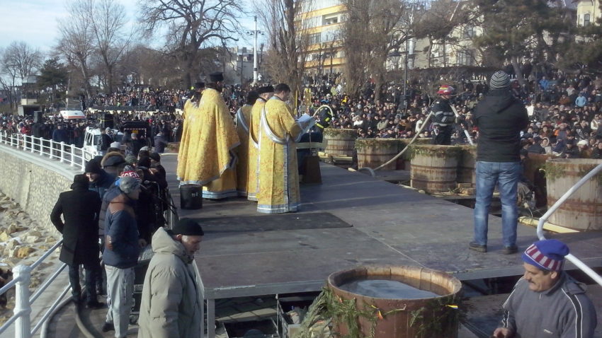 Arhiepiscopul Tomisului a aruncat crucea de Bobotează în apa mării