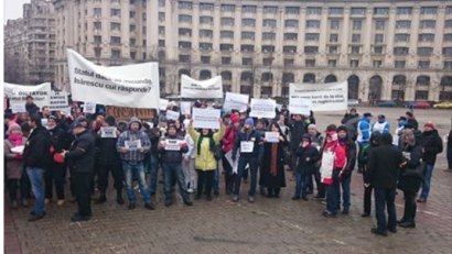 UPDATE :”JE SWISS dator vândut” – așa protestează sute de oameni acum, în capitală