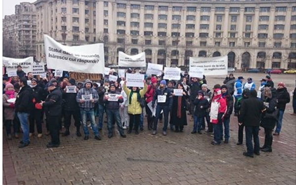 UPDATE :”JE SWISS dator vândut” – așa protestează sute de oameni acum, în capitală