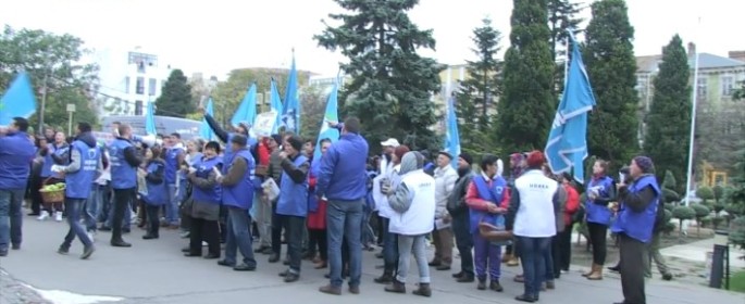 Sindicaliștii Primăriei Constanța, protest în fața Prefecturii