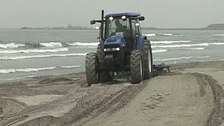 Se lucrează la refacerea plajelor