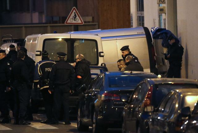 Le Figaro: unul dintre atacatorii din Paris s-a predat poliţiei