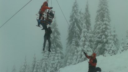 Vântul a lăsat în beznă sute de cabane şi case de vacanţă din Parâng